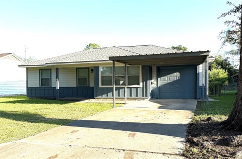 Photo of 1105 Woodbine Drive, West Columbia, TX 77486 (MLS # 40308595)