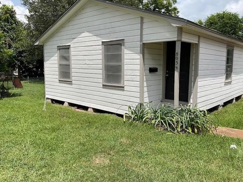 Homes For Sale - 805 E Calhoun Street<br/> El Campo, TX 77437