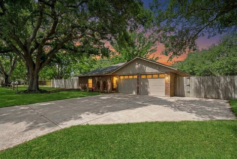Photo of 3930 Tumbleweed Lane, Baytown, TX 77521 (MLS # 34932442)