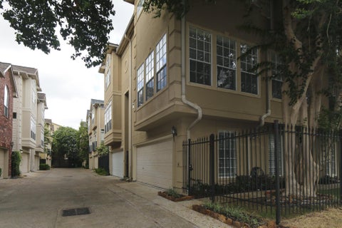 Townhouse For Rent - 5302 Blossom Street<br/> Harris County, Houston, TX 77007