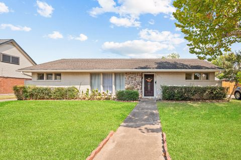 Photo of 8314 Edgemoor Drive, Houston, TX 77036 (MLS # 48916935)