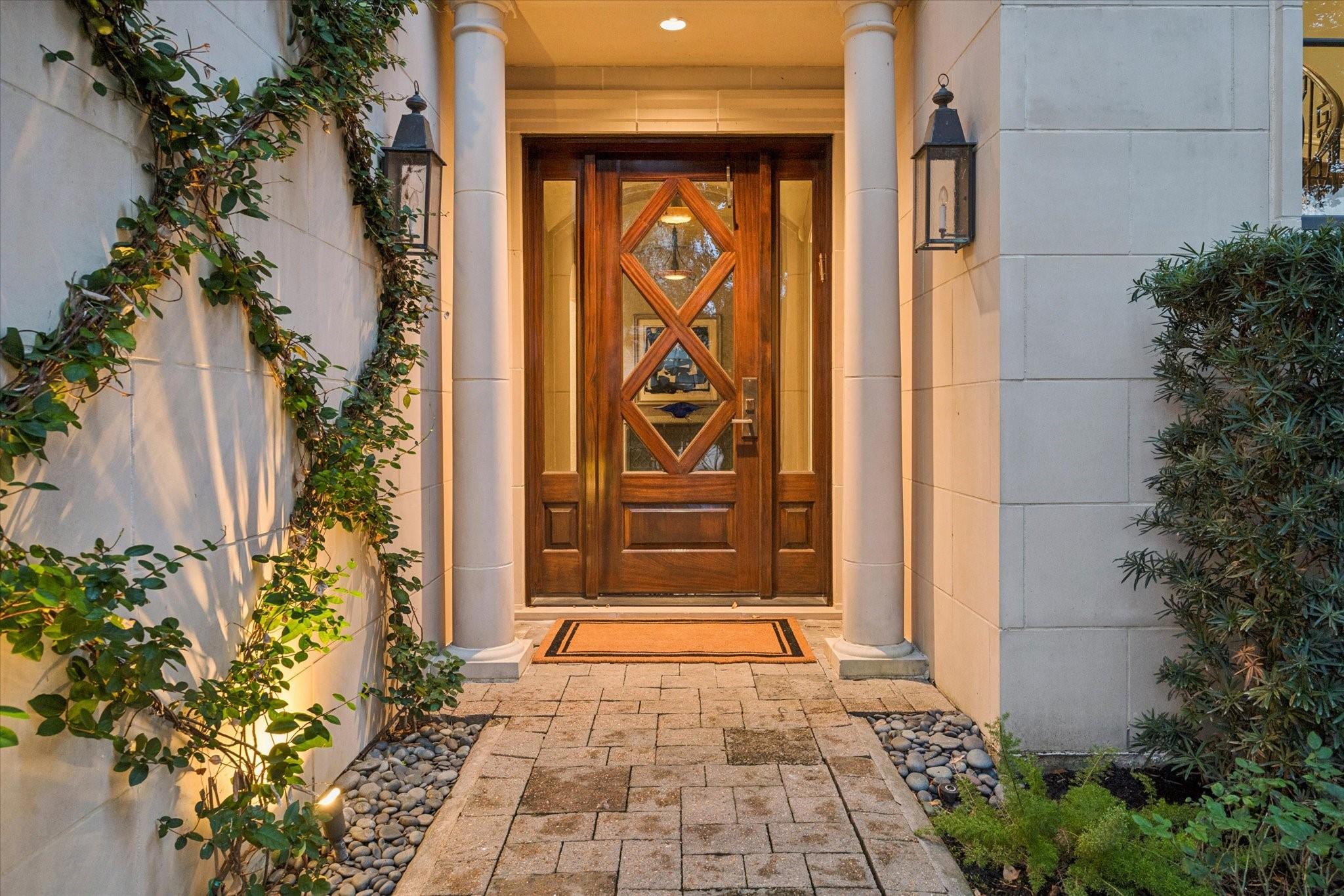 1225 Place Royale Way