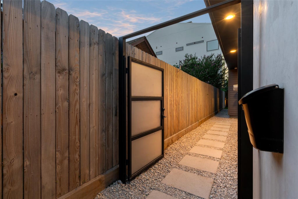 Photo of 1728 Ridgewood Street, Houston, TX 77006 (MLS # 78537662)