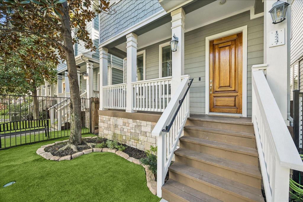 Photo of 1224 Nelson Falls Lane, Houston, TX 77008 (MLS # 32255088)