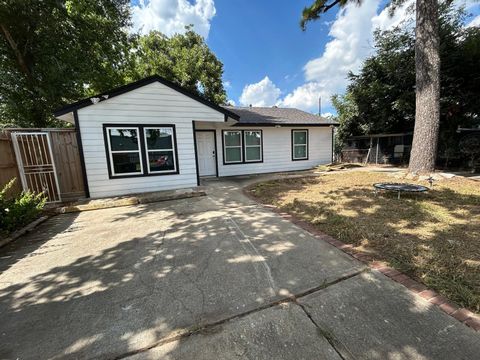 Photo of 5305 Southlea Street, Houston, TX 77033 (MLS # 78325413)