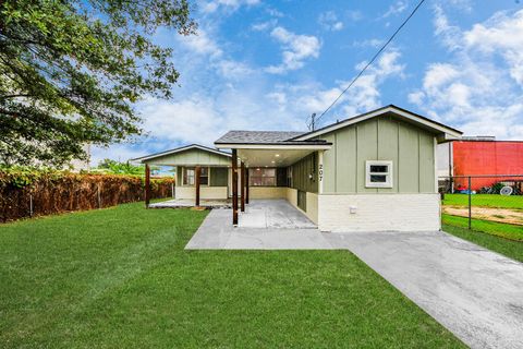 Homes For Sale - 207 E Defee Avenue<br/> Baytown, TX 77520