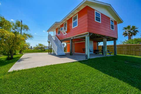 Photo of 7120 E Hunter Dr, Hitchcock, TX 77563 (MLS # 28458247)