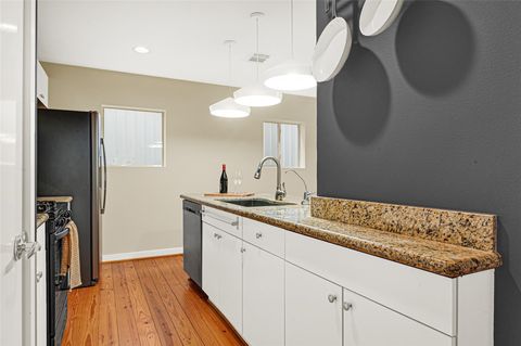 Tiny photo for 227 W Gray St, Houston, TX 77019 (MLS # 52498527)