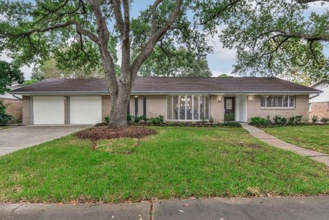 Photo of 5470 Darnell Street, Houston, TX 77096 (MLS # 21535907)
