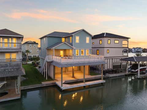 Homes For Sale - 438 Amanda Circle<br/> Tiki Island, TX 77554