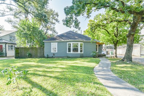 Photo of 406 Gale Street, Houston, TX 77009 (MLS # 70145413)