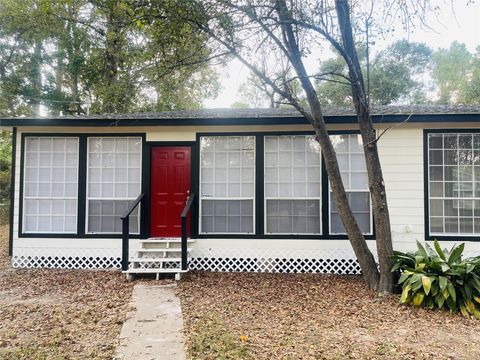 Photo of 16643 Lake Circle, Conroe, TX 77302 (MLS # 73911767)