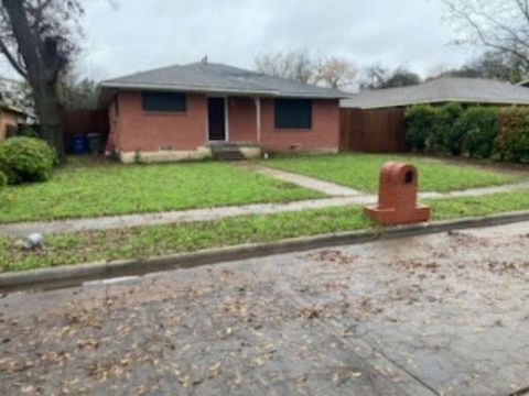 Photo of 1114 E Five Mile Parkway, Dallas, TX 75216 (MLS # 56327156)