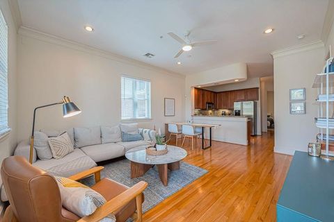 Photo of 58 Briar Hollow Lane #303, Houston, TX 77027 (MLS # 11174393)