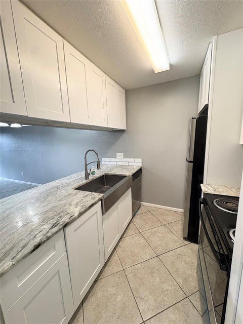 Condo For Sale - 3015 Walnut Bend Lane #13<br/> Houston, TX 77042