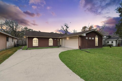 Photo of 2223 Fairgreen Drive, Missouri City, TX 77489 (MLS # 88679591)