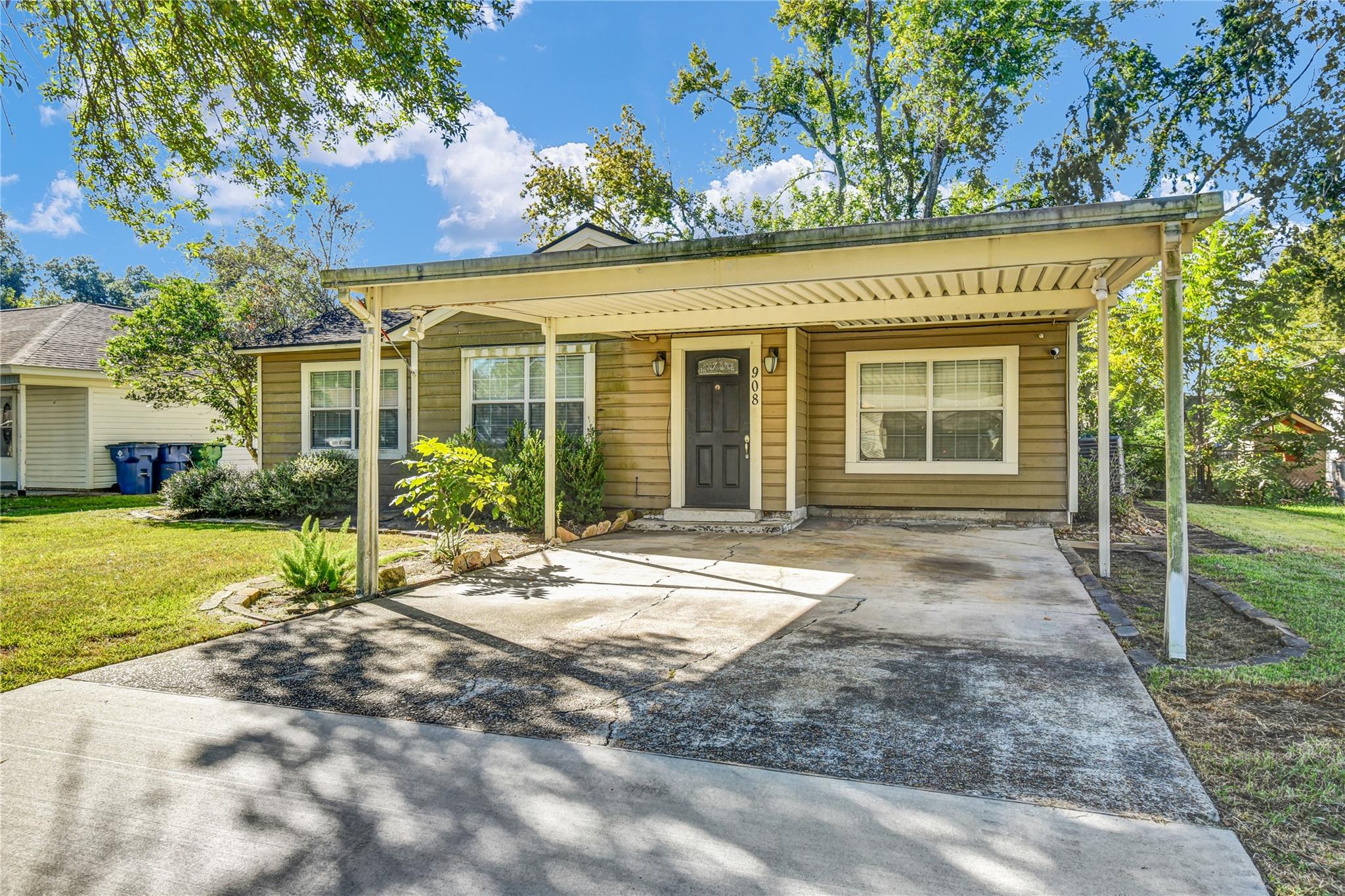 908 Robinhood Lane