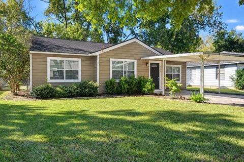 Photo of 908 Robinhood Lane, Angleton, TX 77515 (MLS # 85678139)