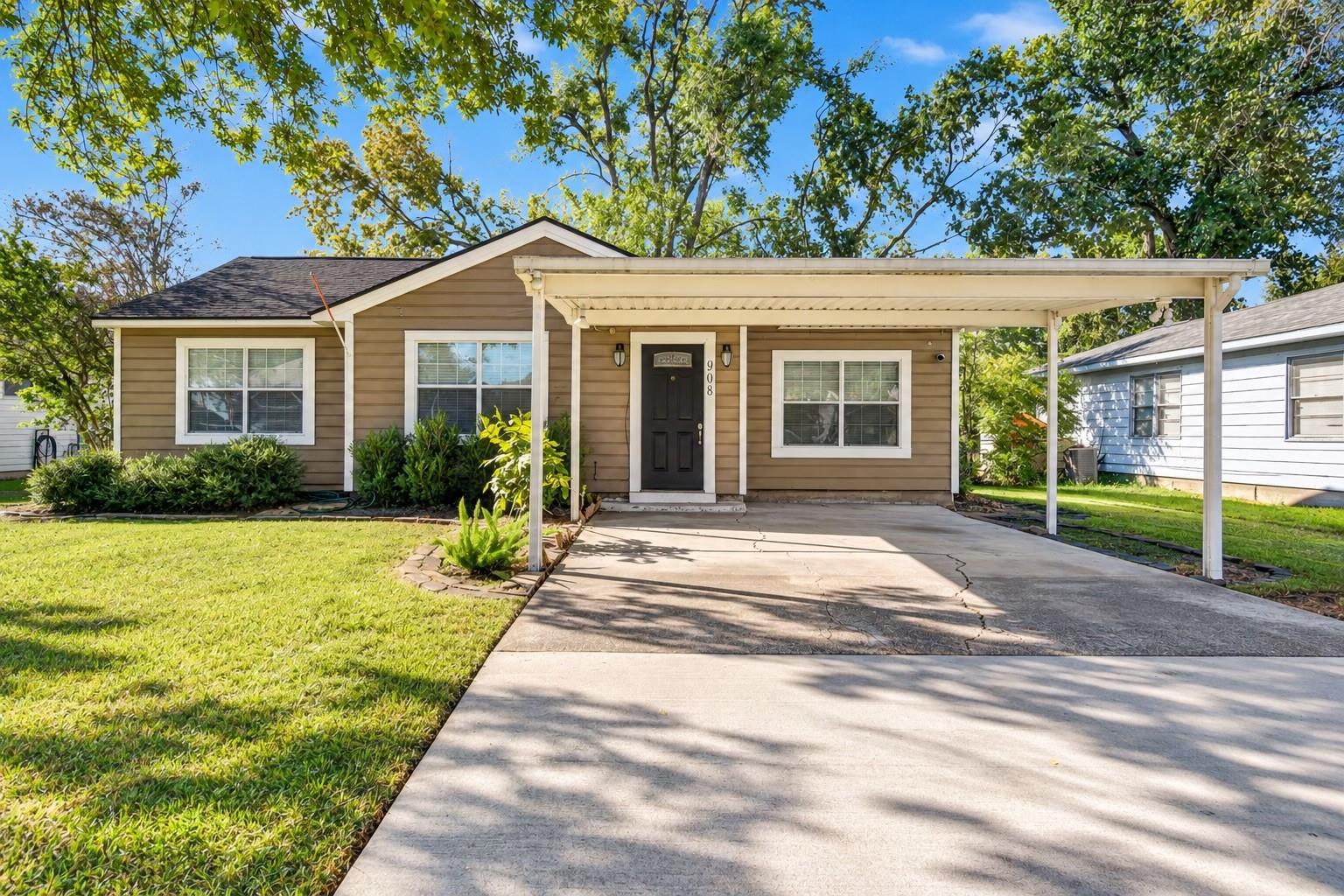 908 Robinhood Lane