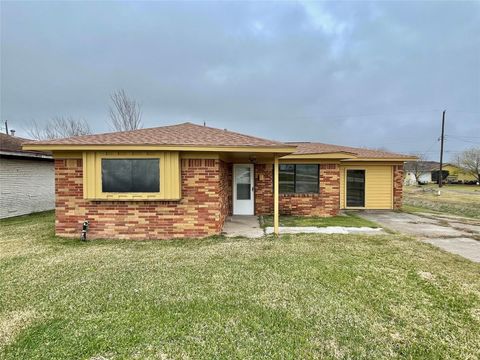 Homes For Sale - 222 S Avenue G<br/> Freeport, TX 77541