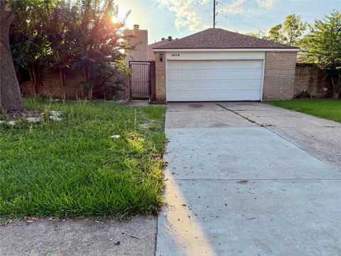 Photo of 3918 Summit Valley Drive, Houston, TX 77082 (MLS # 95987291)