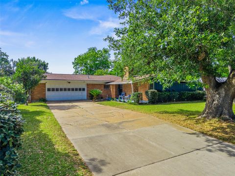 Photo of 114 20th Avenue, Texas City, TX 77590 (MLS # 98793947)