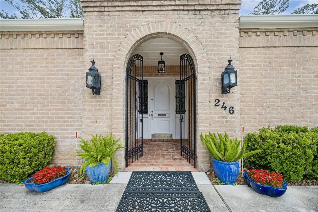 Photo of 246 Gessner Road, Houston, TX 77024 (MLS # 30342894)