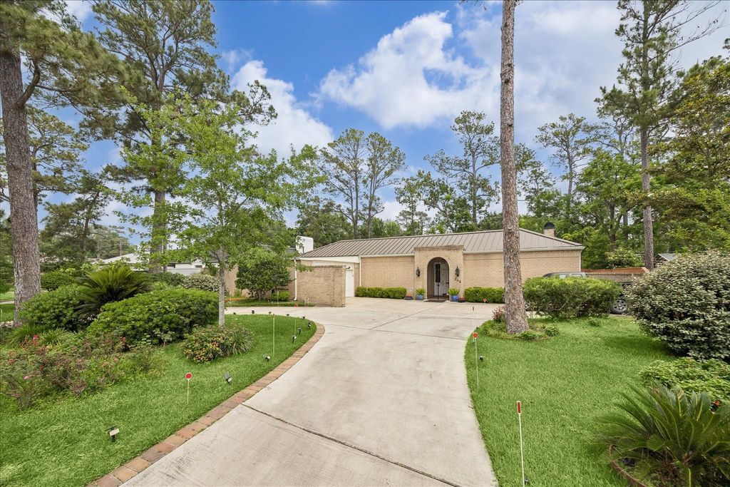 Photo of 246 Gessner Road, Houston, TX 77024 (MLS # 30342894)