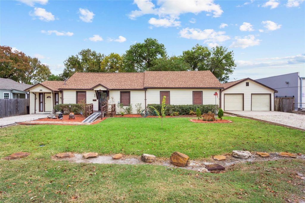 Photo of 405 N Magnolia Street, Highlands, TX 77562 (MLS # 34665068)