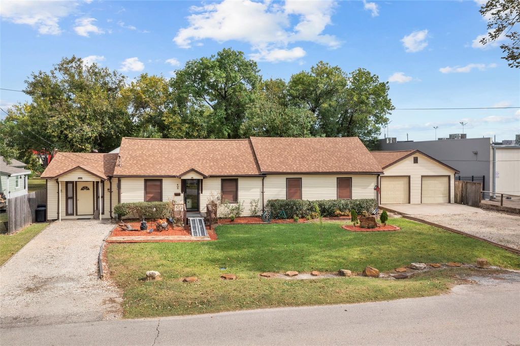 Photo of 405 N Magnolia Street, Highlands, TX 77562 (MLS # 34665068)