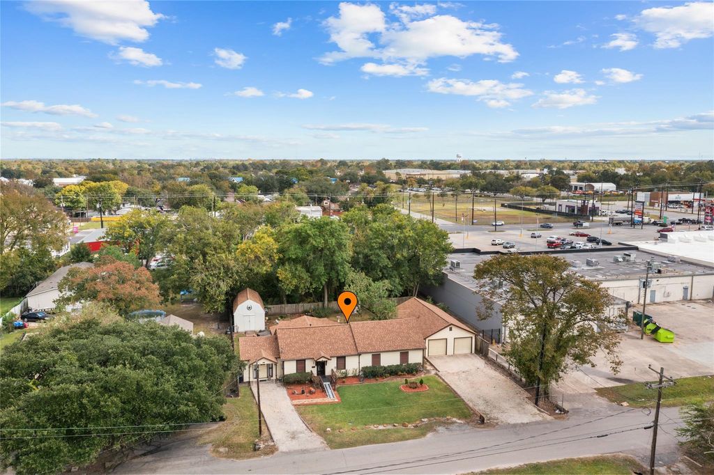 Photo of 405 N Magnolia Street, Highlands, TX 77562 (MLS # 34665068)