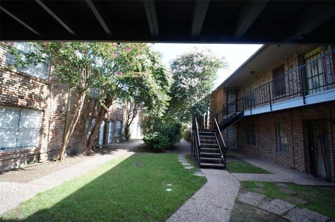 Photo of 6401 Skyline Drive #34, Houston, TX 77057 (MLS # 21915958)