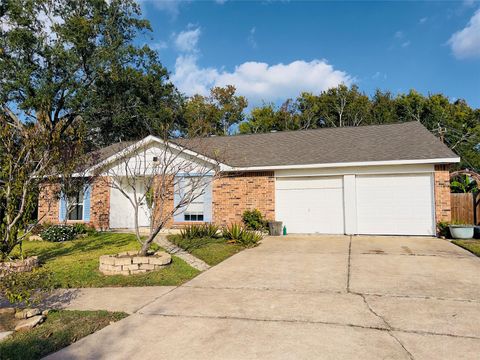 Photo of 17131 Hewing Drive, Friendswood, TX 77546 (MLS # 67967912)