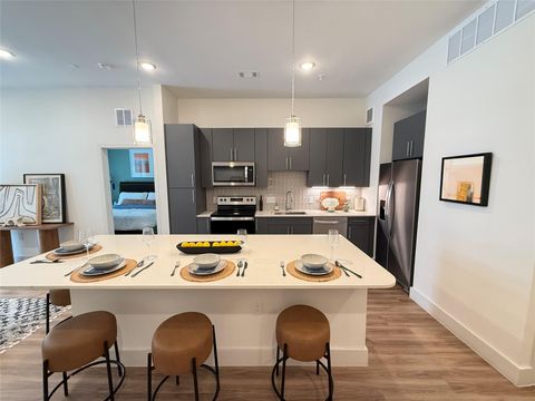 Apartment For Rent - 641 W Crosstimbers Street #B2.407<br/> Houston, TX 77018