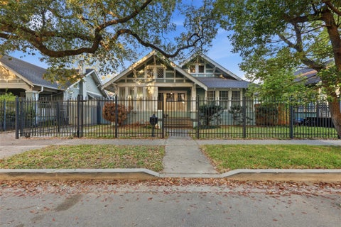 Photo of 3308 Yupon Street, Houston, TX 77006 (MLS # 37199426)