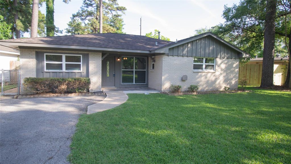 Photo of 322 Broad Ripple Drive, Houston, TX 77336 (MLS # 5921802)