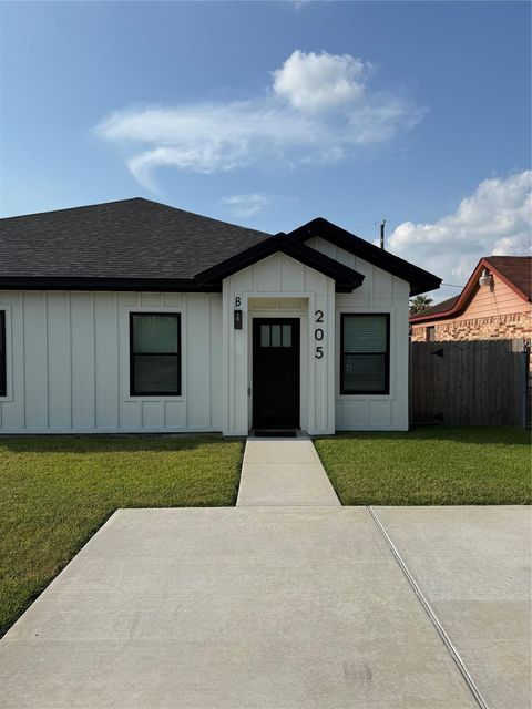 Photo of 205 Bolden Street #B, Houston, TX 77029 (MLS # 28952422)