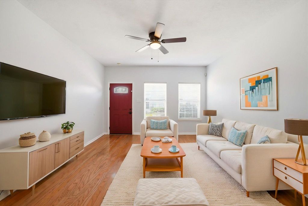 Photo of 218 Plaza Del Sol Park, Houston, TX 77020 (MLS # 72807868)
