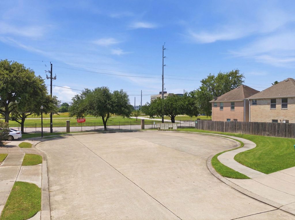 Photo of 218 Plaza Del Sol Park, Houston, TX 77020 (MLS # 72807868)