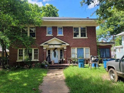 Photo of 703 W Burleson St ST, Marshall, TX (MLS # 13971734)