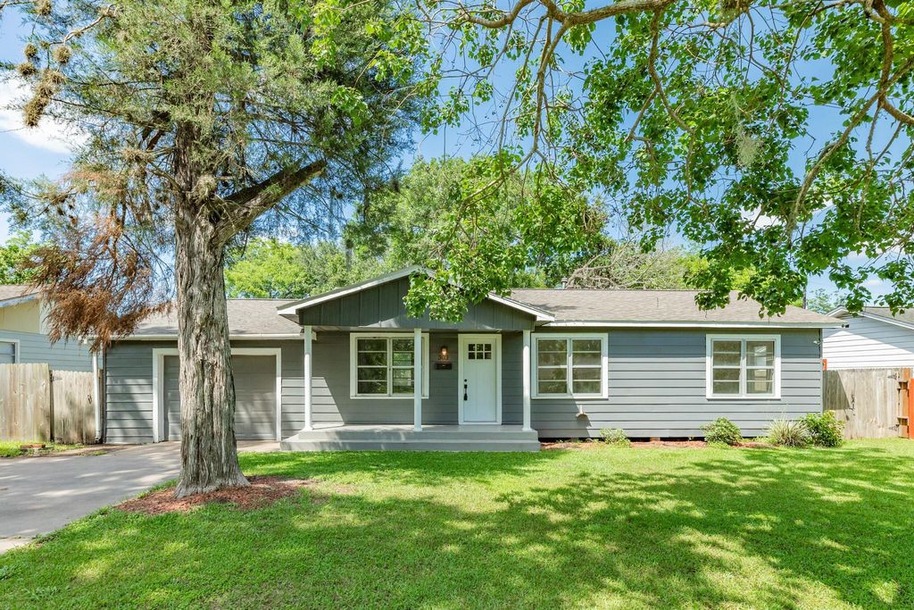 Photo of 303 Yaupon Street, Sweeny, TX 77480 (MLS # 93269752)