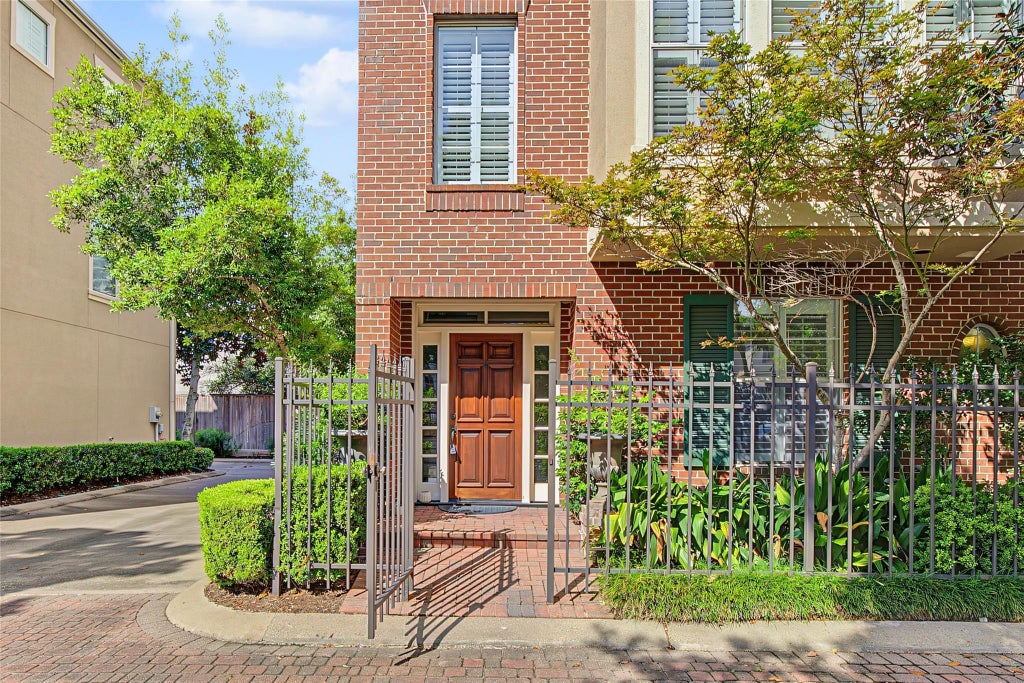 Photo of 2188 Bancroft Street, Houston, TX 77027 (MLS # 32240064)