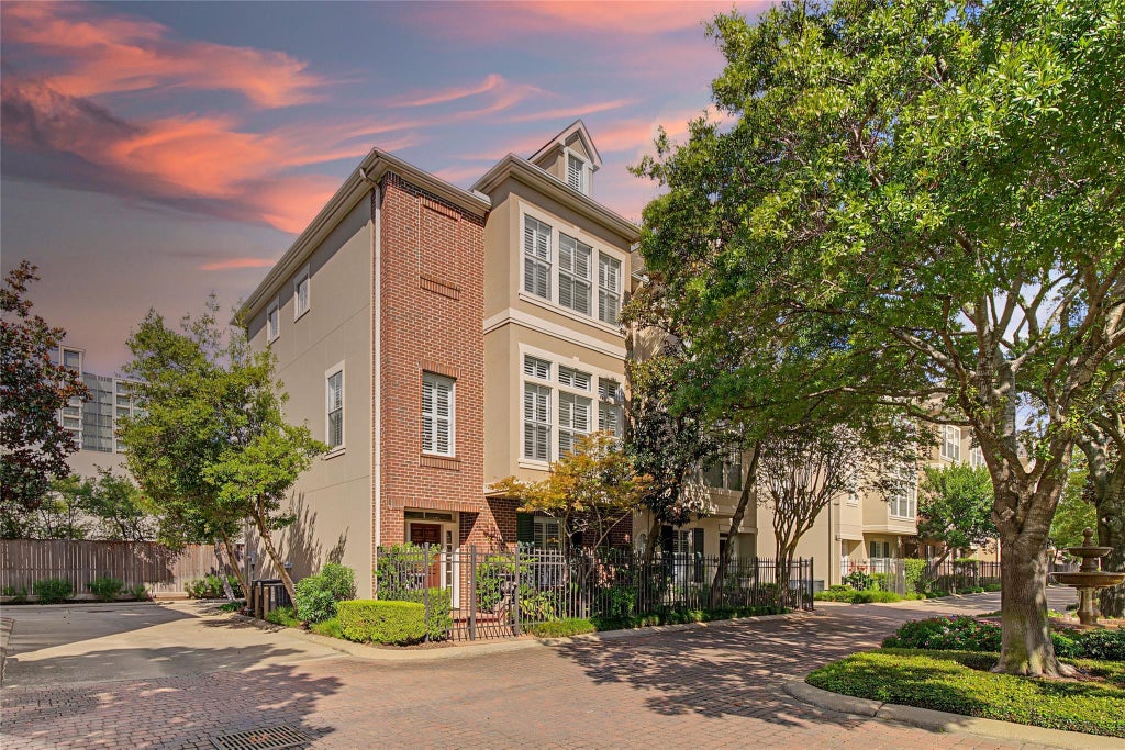Photo of 2188 Bancroft Street, Houston, TX 77027 (MLS # 32240064)