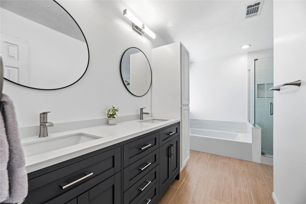 Photo of 16423 Maple Downs Lane, Sugar Land, TX 77498 (MLS # 71617774)