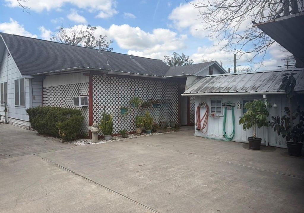 Photo of 817 S Main Street, Highlands, TX 77562 (MLS # 54425344)