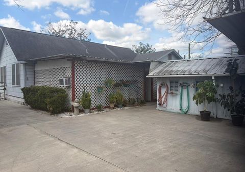 Photo of 817 S Main Street, Highlands, TX 77562 (MLS # 54425344)