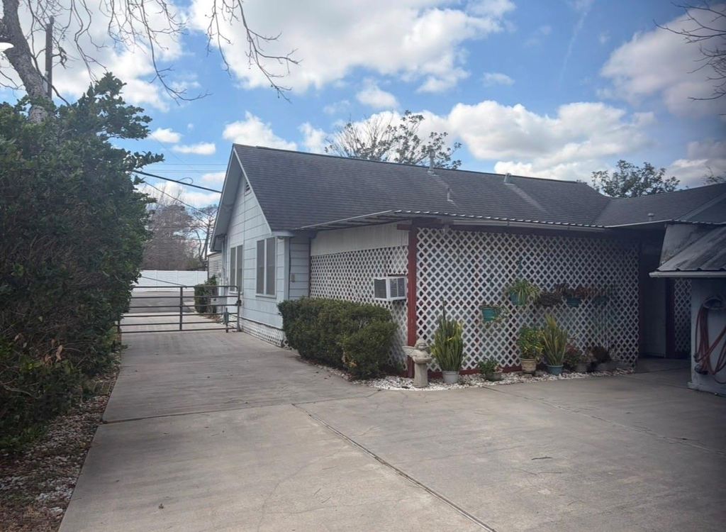 Photo of 817 S Main Street, Highlands, TX 77562 (MLS # 54425344)