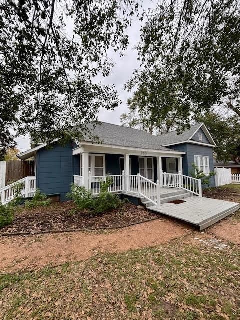 Photo of 210 E Phillips Street, Conroe, TX 77301 (MLS # 86649939)