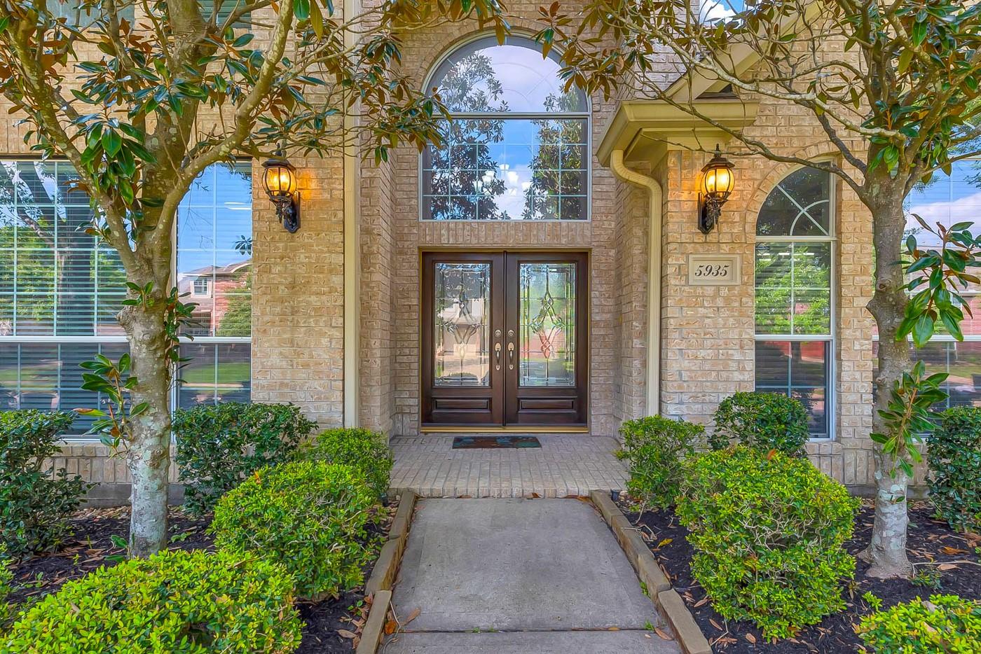 5935 Santa Fe Springs Drive
