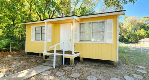 Photo of 915 Martin Luther King Drive, Livingston, TX 77351 (MLS # 43222297)